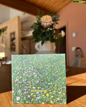 Alex Nevsky Instagram - Voici mon nouveau disque, entre mes mains, si près de mon coeur.
Je me sens tellement choyé de pouvoir mettre cette musique dans le monde. C’est un rêve important qui se réalise. Un de plus. 
Le premier extrait sort ce vendredi, ça s’appelle De la douceur. 
À bientôt ☘️🌼❤️

La magnifique pochette est une œuvre de @lafrance.david