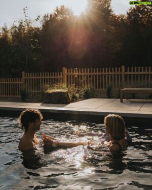 Alex Nevsky Instagram - À quel point on a hâte de se replonger les pieds dans l’eau et vivre tous ces moments en famille! 🌞🥹 

La piscine est devenue l’un de nos éléments préférés de la maison. C’était déjà le paradis, mais là, c’est à un autre niveau! ✨

En plus, nos amis chez @piscinesmova ont accepté de mettre au point, pour nous, une couleur sur mesure parfaite pour créer un effet plus naturel, qui se fond davantage avec l’environnement du Québec.

Nous avons fait plusieurs tests pour trouver LA teinte. Et, bonne nouvelle: La couleur est maintenant disponible! (C’est la teinte « fond rocheux », si jamais vous vous demandez) 🪨

 P.S. Il n’est pas trop tard pour enclencher un projet piscine, et être en mesure de se baigner cet été. Les piscines en fibre de verre ont l’avantage de s’installer en rapidement. J’dis ça j’dis rien! 🏊🏼 Photos: @sameravenelle 

#partenariat
