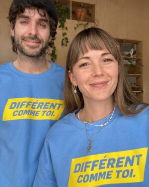 Alex Nevsky Instagram - Ça n’aura pas été facile d’y arriver, mais on a finalement réussi à prendre UNE photo acceptable du nouveau chandail #differentcommetoi au profit de la @fondationveroetlouis. La fondation crée des milieux de vie pour les gens autistes de 21 ans et plus. 💛💙 C’est la sixième édition de cette fabuleuse campagne, déjà! Et, c’est juste nous ou à chaque année le chandail est de plus en plus beau? Lien en bio pour s’en procurer un.