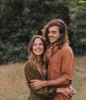 Alex Nevsky Instagram - On prendra le temps de vivre
De regarder l’hydrangée rosir
Les oiseaux nous demandent de les suivre 
Les horaires ne demandent qu’à mourir
- On dérobera 

J’ai écrit cette chanson à nos tout début @vanpailong, en rêvant à la vie qu’on mène en ce moment même.
C’est grand lorsqu’on réalise qu’on peut arrêter de courir après la suite quelques instants, qu’on peut profiter de cette vie dont on rêvait il y a quelques années. Bien sûr il faut des projets et des défis, mais que valent les accomplissements lorsqu’on ne prend jamais le temps de les savourer, de les goûter pour de vrai?

Photo douce par @sameravenelle 
Mise en beauté par @misslala_makeup