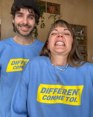 Alex Nevsky Instagram - Ça n’aura pas été facile d’y arriver, mais on a finalement réussi à prendre UNE photo acceptable du nouveau chandail #differentcommetoi au profit de la @fondationveroetlouis. La fondation crée des milieux de vie pour les gens autistes de 21 ans et plus. 💛💙 C’est la sixième édition de cette fabuleuse campagne, déjà! Et, c’est juste nous ou à chaque année le chandail est de plus en plus beau? Lien en bio pour s’en procurer un.
