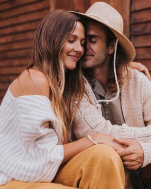 Alex Nevsky Instagram - Presque 6 ans à grandir à tes côtés @vanpailong , dans l’aventure incroyable de l’amour.
Qu’il est beau d’apprendre à se connaître et s’aimer, soi-même.
J’ai une telle gratitude pour les opportunités d’apprentissage que l’on s’offre.
Qu’il est doux et rare de s’ouvrir pour de vrai lors d’une entrevue.

De bien jolies photos par la talentueuse @sameravenelle pour accompagner un bien bel échange avec la journaliste @michelelemieuxml du @7joursmagazine . Merci à @misslala_makeup pour le maquillage.

🌷
