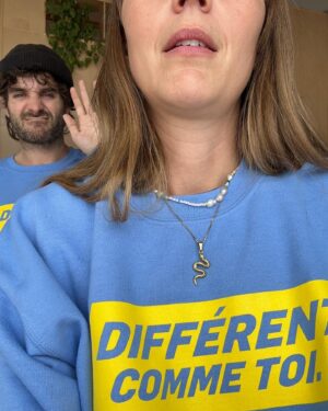 Alex Nevsky Instagram - Ça n’aura pas été facile d’y arriver, mais on a finalement réussi à prendre UNE photo acceptable du nouveau chandail #differentcommetoi au profit de la @fondationveroetlouis. La fondation crée des milieux de vie pour les gens autistes de 21 ans et plus. 💛💙 C’est la sixième édition de cette fabuleuse campagne, déjà! Et, c’est juste nous ou à chaque année le chandail est de plus en plus beau? Lien en bio pour s’en procurer un.