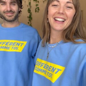 Alex Nevsky Instagram - Ça n’aura pas été facile d’y arriver, mais on a finalement réussi à prendre UNE photo acceptable du nouveau chandail #differentcommetoi au profit de la @fondationveroetlouis. La fondation crée des milieux de vie pour les gens autistes de 21 ans et plus. 💛💙 C’est la sixième édition de cette fabuleuse campagne, déjà! Et, c’est juste nous ou à chaque année le chandail est de plus en plus beau? Lien en bio pour s’en procurer un.