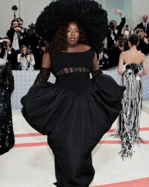 Alex Newell Instagram - Little Alex is still reeling!! @kellybellevue 💋  @alexander_armand 💇🏾‍♀️ @csiriano 🪡🧵