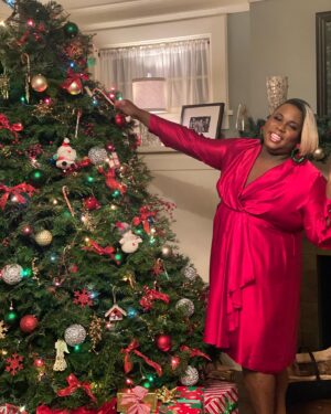 Alex Newell Instagram - I think Mo’s fashions had a big help in getting @zoeysplaylist a @criticschoice nom!!!! Hahah make sure you watch Zoey’s Extraordinary Christmas on @therokuchannel