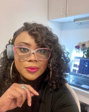 Alex Okoroji Instagram - Hey my wonderful Friends, sending you all New Year blessings.🎊 Grateful to still be here - connected to YOU. 🙏🏾

I have certainly missed you all.💕
Now back from my social media detox.

Any special updates? Do share.
As always, I’m rooting for you.👏🏽🙌🏽

P.S: I feel like a Lotus.😆
📸 taken Dec 2023 while I was away.

#alexokoroji #queenofexpression #queen #grateful #blessed #selfie