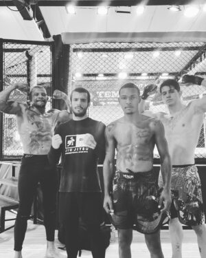 Alex Oliveira Instagram - Mais um dia de trabalho para conta, obrigado meus irmãos @filipezacaron , @mosquitocristian80  e @evaldosantosmma !!!
@ats_tubaroesbrasil 
#oesportepodemudarvidas