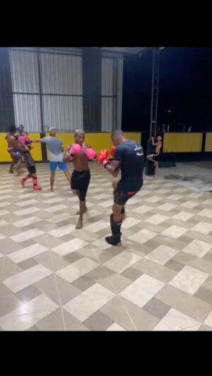 Alex Oliveira Instagram - Alô alô alô mundão, este é o meu projeto é rua direita para o mundo.
#oesportepodemudarvidas