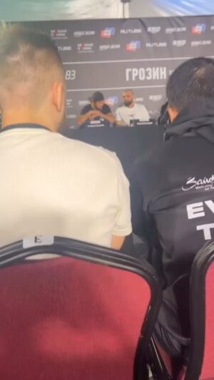Alex Oliveira Instagram - Coletiva de imprensa no Shochi Red Arena em Sochi na Rússia 🇷🇺 sobre minha próxima batalha dia 25 @nashedelo.fight .

Meu adversário disse que irá me finalizar no segundo round .
A gente só diz que luta é luta né , tudo pode acontecer tanto comigo, quanto com ele .
Vamos pra guerra !

#oesportepodemudarvidas
