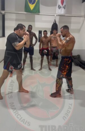Alex Oliveira Instagram - Hoje escolinha. Bora  treinar uns dois bloqueios de chute na panturrilha.

#tresriosacidadedaluta  #tresriosacidadedoesporte  #oesportepodemudarvidas #lojas  #Mencionar #atstubaroes #muaythafighter #lutalivreesportiva #tresriosacidadedoesporte •
#franquia #jujitsulifestyle #tubaroesassasinos #taekwndo #lojas# kingfu #boxe #atsushi #Anime #tresriosprecente #taekwondofighter #franqui #andretadeu