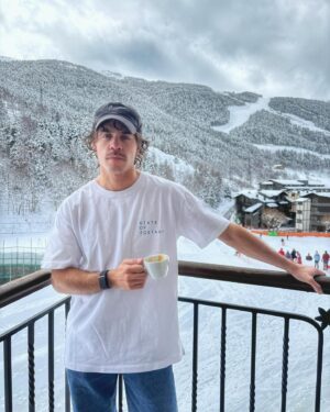Álex Pastrana Instagram - Pow Kingdom ❄️💥

@grandvalira Nevadón. Las mejores condiciones. Gracias por todo el cuidado.

Nos quedamos en @serrasandorra donde descansamos y comimos demasiaaado bien.  @labarset pone en peligro esquiar al día siguiente 👀🤫