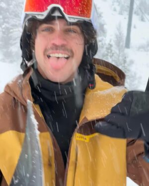 Álex Pastrana Instagram - Pow Kingdom ❄️💥

@grandvalira Nevadón. Las mejores condiciones. Gracias por todo el cuidado.

Nos quedamos en @serrasandorra donde descansamos y comimos demasiaaado bien.  @labarset pone en peligro esquiar al día siguiente 👀🤫