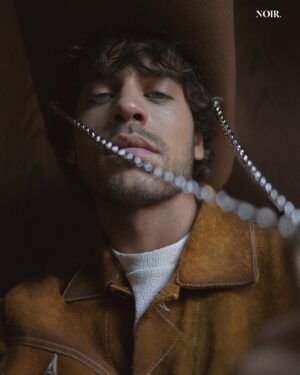 Álex Pastrana Instagram - Find me in mex🇲🇽 @_noirmagazine 

Director editorial: @gerardangulo 
Fotografía: @alvarogracia 
Estilismo: @patriciamanella 
Grooming: @leo_pereiraaa 
Asistente de foto: @gaboboza__ 
Asistente de moda: @carlotadrb 
Agradecimientos: @hoteltotem