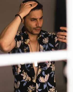 Álex Perea Instagram - Y como no todo es malo, les dejo una transición de la seriedad a la felicidad…. ☺️🥰 bonito fin! 🖤🤘🏼