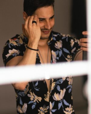 Álex Perea Instagram - Y como no todo es malo, les dejo una transición de la seriedad a la felicidad…. ☺️🥰 bonito fin! 🖤🤘🏼