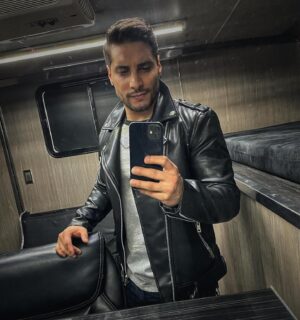 Álex Perea Instagram - Si te dejan ir como si nada, no te preocupes, ahí no era. ✨🐺🖤 #CoolEvan