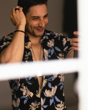 Álex Perea Instagram - Y como no todo es malo, les dejo una transición de la seriedad a la felicidad…. ☺️🥰 bonito fin! 🖤🤘🏼