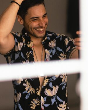 Álex Perea Instagram - Y como no todo es malo, les dejo una transición de la seriedad a la felicidad…. ☺️🥰 bonito fin! 🖤🤘🏼