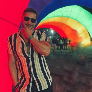 Álex Perea Instagram - Bueeeeeeno, vamos a tomarnos… esta otra fotografía… #edc #festival #electronica #hashtag #megaeditada #nomeimporta #2 2=5 #escribirloquesea 🙌🏻😂✨