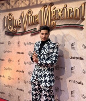 Álex Perea Instagram - Ayer fue un día sumamente especial para mi, una premiere digna de un señor peliculon, la cual tengo la fortuna de formar parte… @quevivamexico_cabrones se estrena en más de 3 mil salas este 23 de marzo gracias a @sonypicturesmx 
Gracias a todos mis compañeros por su talento, su dedicación y su cariño, y gracias a mi Director Luis Estrada por darme el honor de trabajar por segunda vez a su lado y por darme una de las mejores experiencias de mi vida. 

Y gracias a todos los que me apoyaron ayer en este maravilloso evento…

🔹Designer @benitosantosoficial @benitosantosmexico 
🔹Stylist @rafaelpulidophoto 
🔹PR @globalhazgroup
@olympiamexico