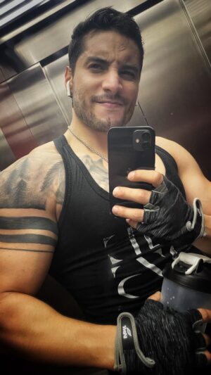 Álex Perea Instagram - Levántate, motívate, disciplínate… haz lo que sea necesario pero hazlo, trabaja, juega, ama profundamente, que a medias nada sirve, no le des tanto valor a lo material, no todo es dinero… diviértete, enfócate, que la vida se pasa en un segundo… disfrútala, llórala, también es valido… pero sigue luchando echado pa’lante siempre. 
Feliz domingo. 💪🏻 
#gym #gymmotivation #gymlife #loveislove