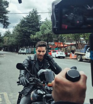 Álex Perea Instagram - Que chingon disfrutar tanto de algo y sentirte tan pleno… mañana será otro día, pero hoy… hoy soy muy feliz. ✨🐺☀️ #Evan #ReliquiasOscuras

📸 @josechuyrodriguez