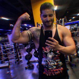 Álex Perea Instagram - Me urge regresar al gym! Pero sumamente agradecido por tanto trabajo… excelente inicio de semana para todos! Y pura buena vibra! ✨🐺🖤