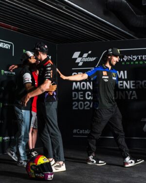 Álex Rins Instagram - Emotional day 0 in Montmeló. It has been a pleasure to compete with you @aleixespargaro ❤️ As for us, can’t wait to be on track tomorrow and to keep developing the bike.

#MotoGP #CatalanGP #Yamaha #42ins