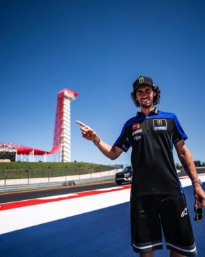 Álex Rins Instagram - Guess where we are, easy mode 🤠🇺🇸 Ready for a track that I really really like! 💪🏻 #AmericasGP, bring it on 🔥 Adivina donde estamos, nivel fácil 🤠🇺🇸 Listo para un circuito que me encanta 💪🏻 A por el GP de las Americas!

#Yamaha #MotoGP #42ins