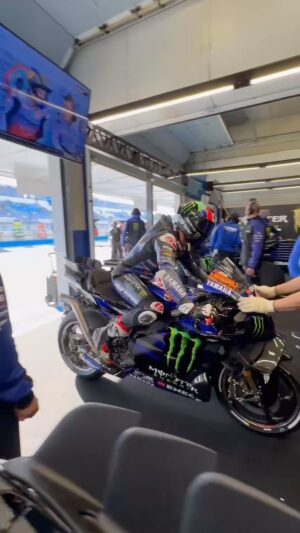 Álex Rins Instagram - It’s Race Day in Jerez, and it feels good ☀️😎

#MonsterYamaha | #MotoGP | #SpanishGP | #FQ20 | #FabioQuartararo | #AlexRins | #AR42