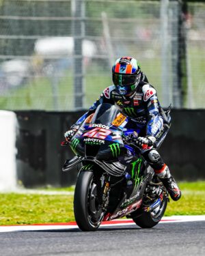 Álex Rins Instagram - Friday P2 ✔️🇮🇹 Happy to be able to learn from the positives today! We’ll keep working & giving our 100%, as always! #MotoGP #Yamaha #42ins