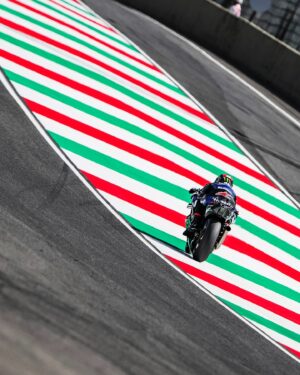 Álex Rins Instagram - Friday P2 ✔️🇮🇹 Happy to be able to learn from the positives today! We’ll keep working & giving our 100%, as always! #MotoGP #Yamaha #42ins