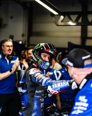Álex Rins Instagram - Friday P2 ✔️🇮🇹 Happy to be able to learn from the positives today! We’ll keep working & giving our 100%, as always! #MotoGP #Yamaha #42ins