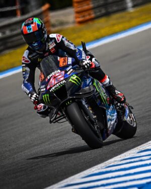 Álex Rins Instagram - Pushing and pushing…Not an easy first day for us but we keep working to find how to improve @yamahamotogp 

Empujando y empujando…Primer día complicado pero seguimos trabajando para descubrir cómo mejorar @yamahamotogp 

#MotoGP #SpanishGP #Yamaha #42ins