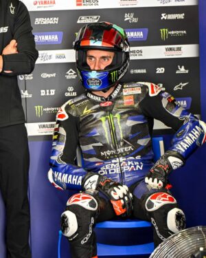 Álex Rins Instagram - All day like this… 😅 Few laps for us today in the test due to the weather, so we will have homeworks in Austin. 

Todo el día así…😅 Pocas vueltas hoy debido al mal tiempo así que tendremos deberes en Austin.

@yamahamotogp @motogp 
#Yamaha #Portimao #42ins