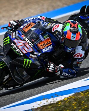 Álex Rins Instagram - Pushing and pushing…Not an easy first day for us but we keep working to find how to improve @yamahamotogp 

Empujando y empujando…Primer día complicado pero seguimos trabajando para descubrir cómo mejorar @yamahamotogp 

#MotoGP #SpanishGP #Yamaha #42ins