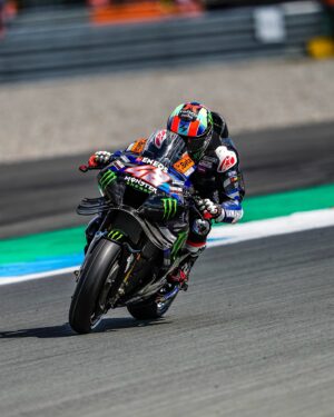 Álex Rins Instagram - Busy morning today trying to find the best set up for the new items. We improved in almost 1.5s in the afternoon but we still have margin to improve tomorrow. Let’s go team! @yamahamotogp 

@motogp #DutchGP
#MotoGP #Yamaha #42ins
