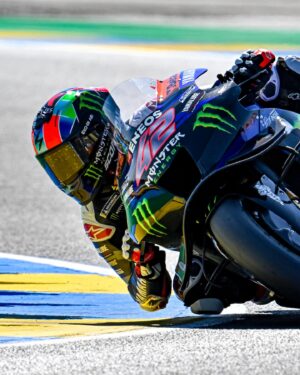 Álex Rins Instagram - Day 1 done 🏁 Out of Q2 but we are working to get there. Amazing atmosphere today on the track, hard to believe it is still Friday! 

Día 1 finalizado 🏁 Fuera de la Q2 pero estamos trabajando duro para acercarnos. Ambientazo hoy en el circuito, parece mentira que sea viernes!

#MotoGP #42ins #Yamaha #FrenchGP