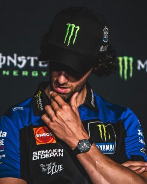 Álex Rins Instagram - Emotional day 0 in Montmeló. It has been a pleasure to compete with you @aleixespargaro ❤️ As for us, can’t wait to be on track tomorrow and to keep developing the bike.

#MotoGP #CatalanGP #Yamaha #42ins