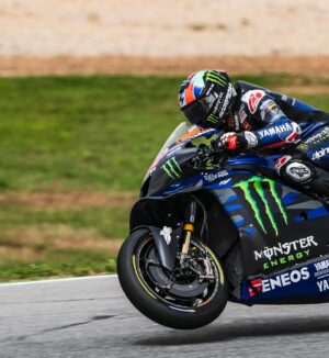 Álex Rins Instagram - 🔵 First points in blue but we’ve work to do! During the weekend we are able to get a few good laps but on Sunday it’s clear that we have to change how we set up the bike because we had the same problems as in Qatar. Good news is that we are staying in Portimao for a test tomorrow so I’m confident we will work on this and improve soon 💪🏻

🔵 Primeros puntos de azul pero aún nos queda trabajo por hacer! Durante el finde somos capaces de sacar alguna buena vuelta, pero los domingos está claro que debemos cambiar nuestro set up porque hemos tenido los mismos problemas que en Qatar. Lo bueno es que nos quedamos en Portimao para un test mañana así que trabajaremos en ello y confío en que lo mejoraremos 💪🏻

#PortugueseGP #42ins #Yamaha #MotoGP
@yamahamotogp @motogp