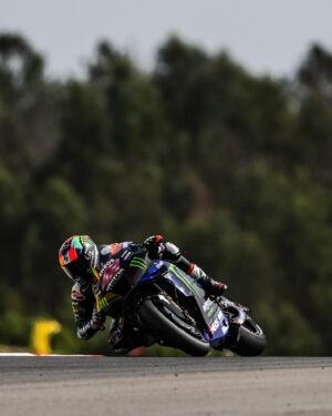Álex Rins Instagram - We’ll start at P11 at this weekend’s races. We build from here 🏗️💪🏻 Posición de salida 11 para la Sprint y la carrera. Construimos desde aquí 🏗️💪🏻

#PortugueseGP #MotoGP #42ins #Yamaha
