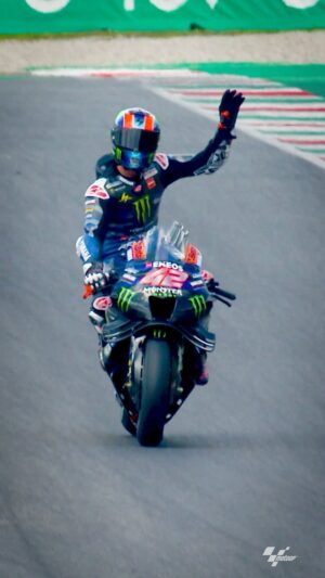 Álex Rins Instagram - Mugello action footage 🤤

#MonsterYamaha | #MotoGP | #ItalianGP | #AR42 | #AlexRins | @motogp | @alexrins