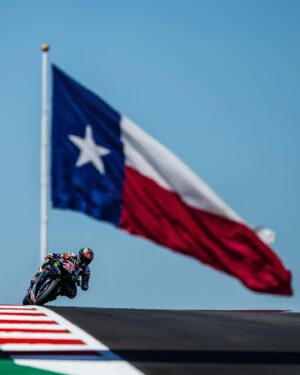 Álex Rins Instagram - They call it a Rodeo for a reason 🤠🤘🏻 FP1 done ✅
Le llaman un Rodeo por algo 🤠🤘🏻 FP1 completada ✅

#MotoGP #AmericasGP #42ins #Yamaha
@yamahamotogp @motogp