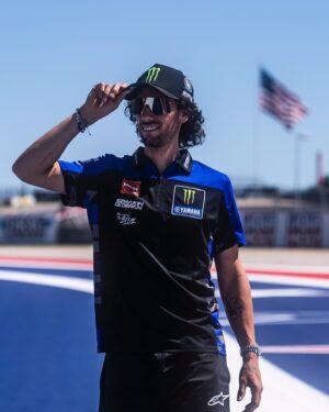 Álex Rins Instagram - Guess where we are, easy mode 🤠🇺🇸 Ready for a track that I really really like! 💪🏻 #AmericasGP, bring it on 🔥 Adivina donde estamos, nivel fácil 🤠🇺🇸 Listo para un circuito que me encanta 💪🏻 A por el GP de las Americas!

#Yamaha #MotoGP #42ins