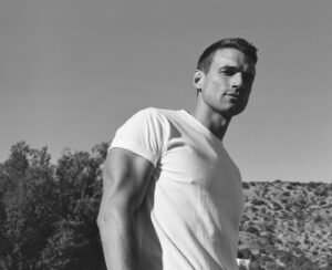 Alex Russell Instagram - Another one from @menshealthau shoot with the brilliant @lesliealejandro 📷
❤️🙏🏽😊

@paolomascitti 💪🏼
@kevinmalejandro 🎥
@kimmyerin 👔
@nicolewalmsley 🪒