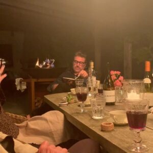 Alex Schulman Instagram - En sen kväll i Rute, Krister Henriksson och Agneta Villman var på besök, och vi lyssnade på musik och Sigge läste högt ur sin bok som precis kommit från tryck, och det var en fin stund, så minns jag det, men när jag nu ser på filmen som Amanda tog noterar jag något i mitt ansikte, en dubbelhet. Så ser det ut när njutning och avund bedriver sin ledsamma kohandel. Jag skulle velat ha skrivit det där. Efter läsningen blev det tyst och sen sa Henriksson att han tänkte på Tranströmer. Då reste jag mig och gick, fixade med kaffet i köket. Men med distans till njutningen, till obehaget, låt mig säga: Sigges bok ”Livets små njutningar” är otrolig. Några av texterna är det bästa jag läst. Du satte den, du nejla den så hårt, grattis älskade vän.