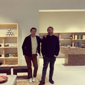 Alex Schulman Instagram - 2005 startade Erik och jag sajten och tidningen Stureplan, han var AD och jag skrev texterna. Vi hade kul, en vänskap för livet bildades. För 2 år satt vi i en bastu och Erik berättade om en idé han hade, en vild idé får man säga, men han gjorde det! För ett par veckor sedan slog @singular_society upp portarna. Singular är ett märke som man bara får tillgång till om man är medlem.  Man betalar en summa i månaden för att sedan kunna köpa marknadens finaste kläder, porslin, lakan, doftljus etc - till inköpspris. Det är ärligt talat genialt, och jag var i butiken och fattade inte riktigt, hur så fina saker, med så hög kvalitet, kunde säljas till så låga priser. Grattis Erik! Jag är en imponerad och glad kompis! Kolla in dem på @singular_society