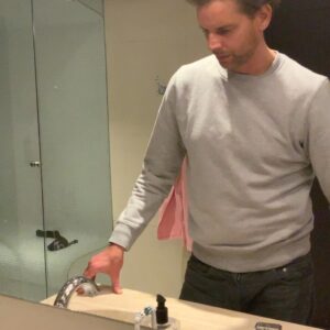 Alex Schulman Instagram - Ni hittar mig här. (Edit. Ska gå och sova nu, men vill bara säga att när jag vaknar imorgon så kommer jag gå igenom kommentarerna och jag måste då blocka alla som anmärker på att jag tvättar fel, missar tumme, tar för lite tvål, tar för mycket tvål, glömmer handryggen, missar handflata, låter vattnet rinna för länge eller för kort, glömmer ta bort ringen, missar ytan mellan fingrarna, och så vidare, sorry, men alla ni måste undan! Jag lade inte ut denna film för att läxa upp någon eller uppläxas av någon i handtvätt utan för att jag gillar låten, ansträngningen, texten, den är kul, gjorde mig glad!!)