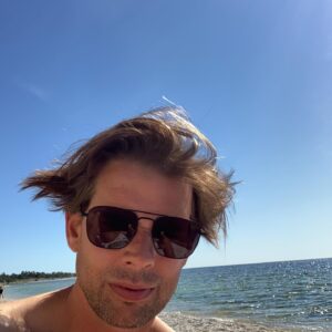 Alex Schulman Instagram - Här ligger han på stranden, dödsknullaren i Eldoradodalen, och vill meddela sina instaföljare att det är fredag och poddaren är ute!!!